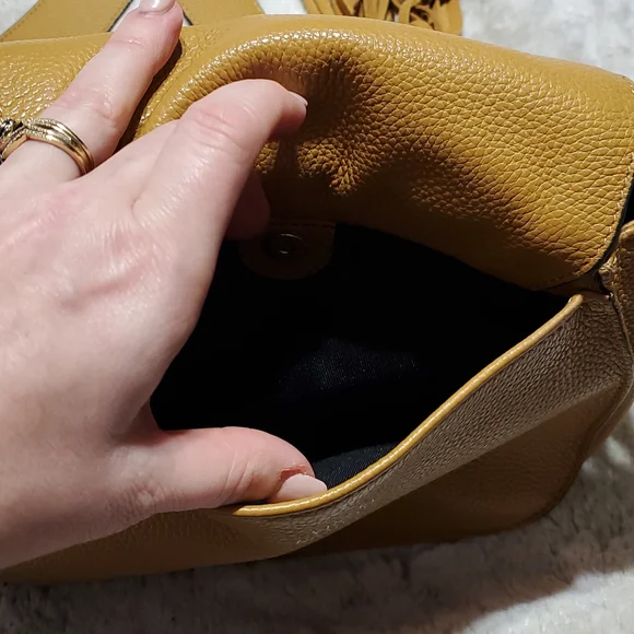 Vince Camuto Caramel Tal Crossbody Leather Saddle Purse w Horseshoe Hardware - Picture 9 of 11